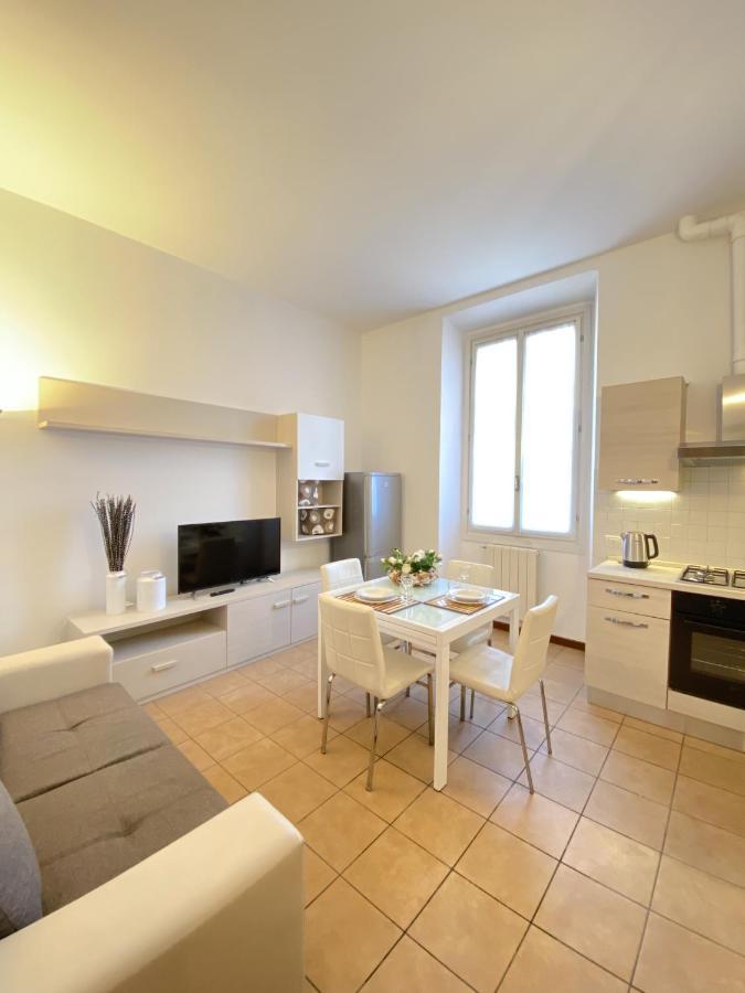 La Ringhiera Fiorita - 101 - 1 Min Centro Storico Apartman Monza Kültér fotó